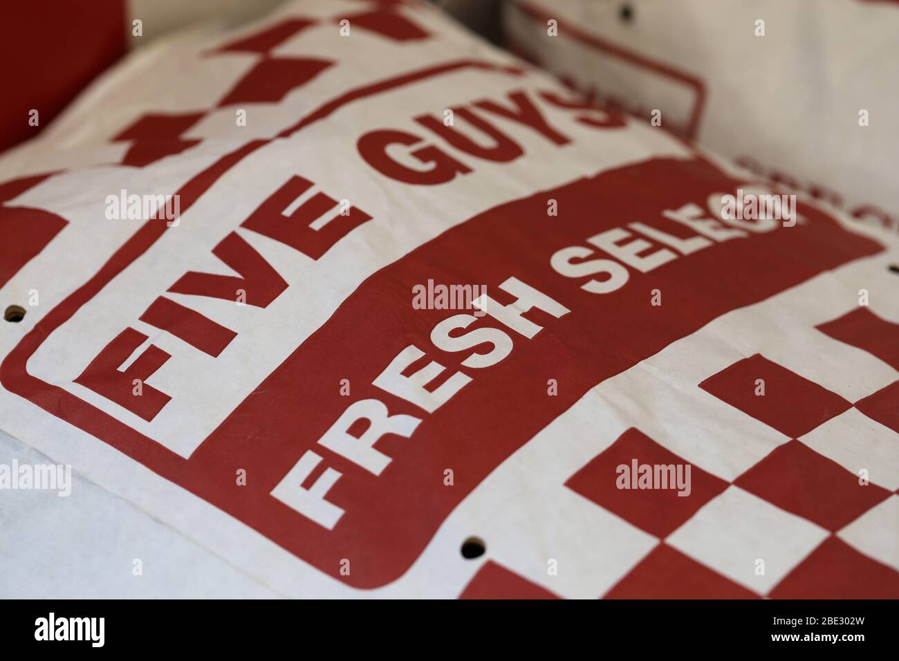 Große Papiertüte voller Erdnüsse für das Restaurant „Five Guys Burgers and Fries“ in Lausanne, Schweiz, März 2020. Weiß und Rot. Stockfoto