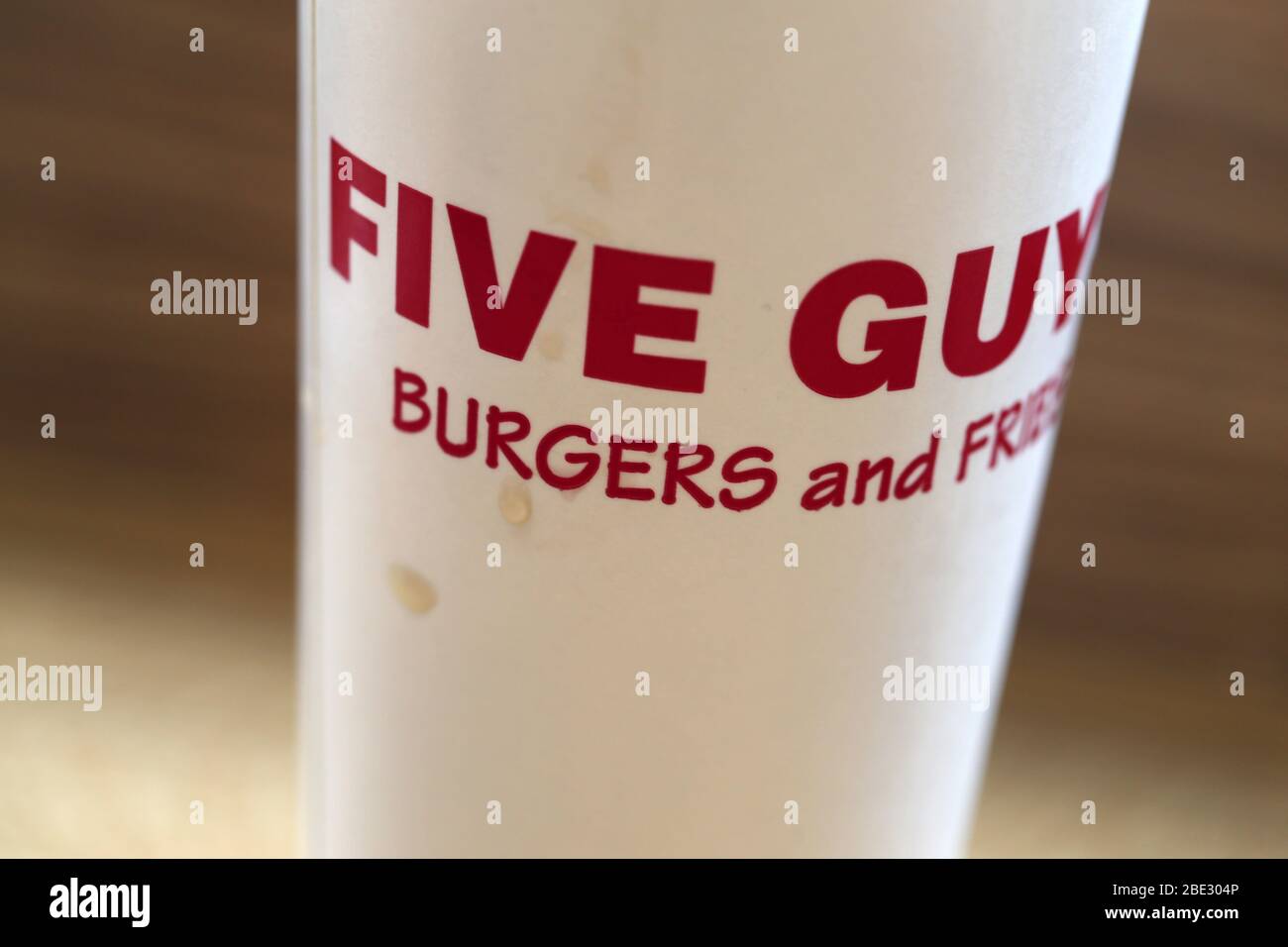 Five Guys Burgers and Fries Fast Food Restaurant in Lausanne Schweiz, März 2020. Dieses Foto ist eine Nahaufnahme eines fünf Jungs Soda Container gefüllt. Stockfoto