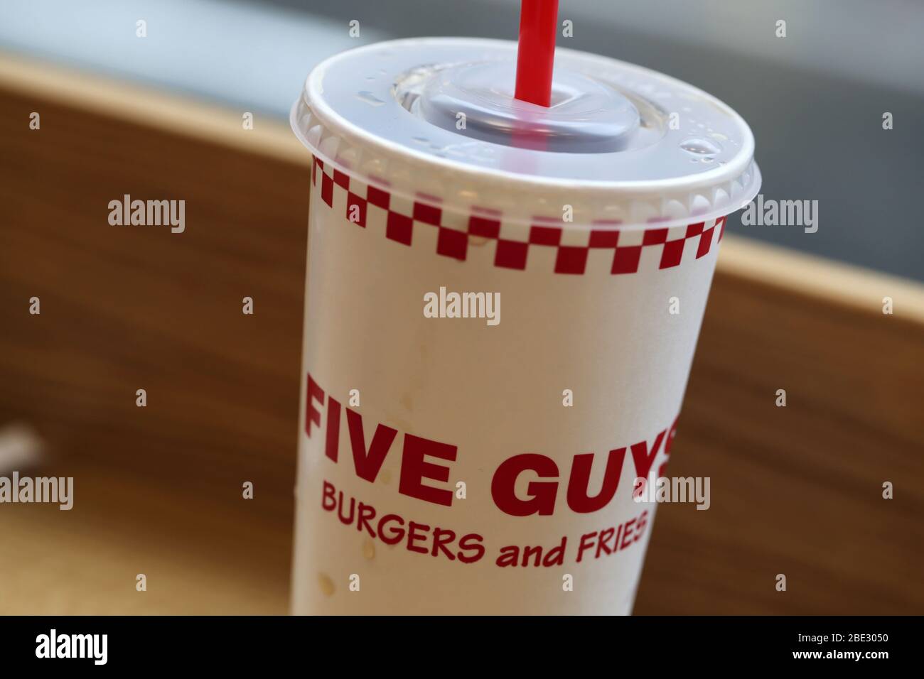 Five Guys Burgers and Fries Fast Food Restaurant in Lausanne Schweiz, März 2020. Dieses Foto ist eine Nahaufnahme eines fünf Jungs Soda Container gefüllt. Stockfoto