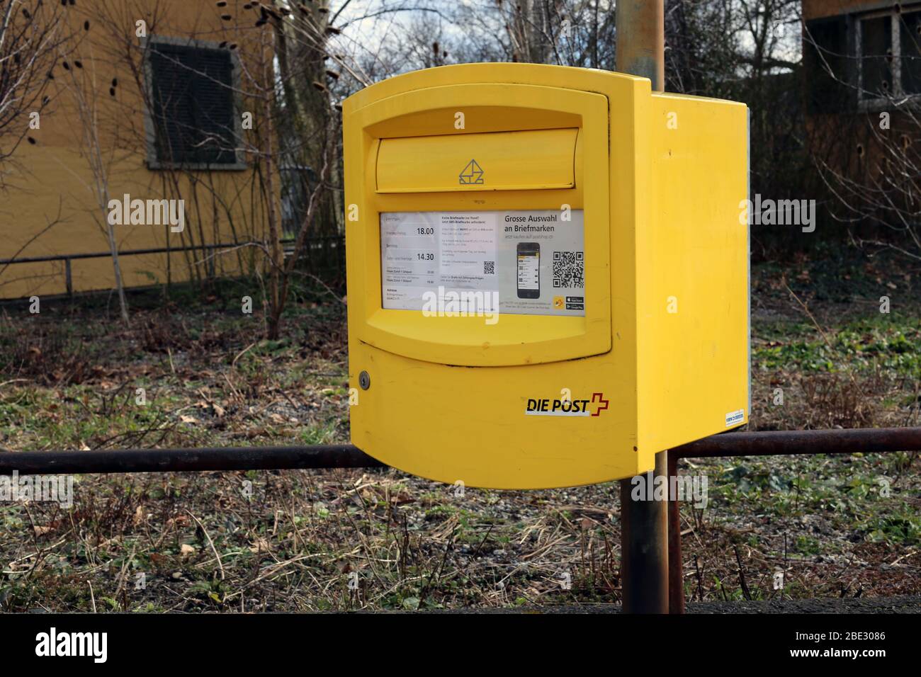 Gelbe 'die Post' Mailbox mit Anweisungen zum Postversand in der Schweiz.  Die Box ist aus Metall und gelb lackiert. Zürich, Schweiz Stockfotografie -  Alamy