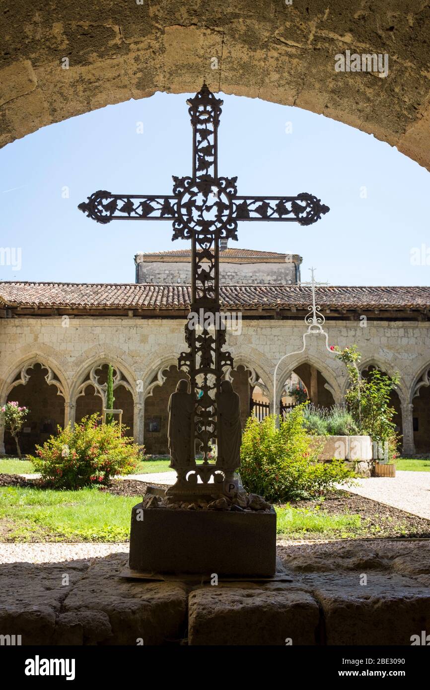 Kreuz und Kreuzgang der Collegiale de la Romieu. Stockfoto