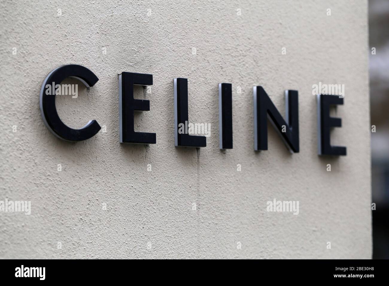 Logo-Schild von Celine an der Wand eines alten Gebäudes in der Innenstadt von Bern, Schweiz, März 2020. Französische Luxusledermarke Teil der LMVH Gruppe. Stockfoto