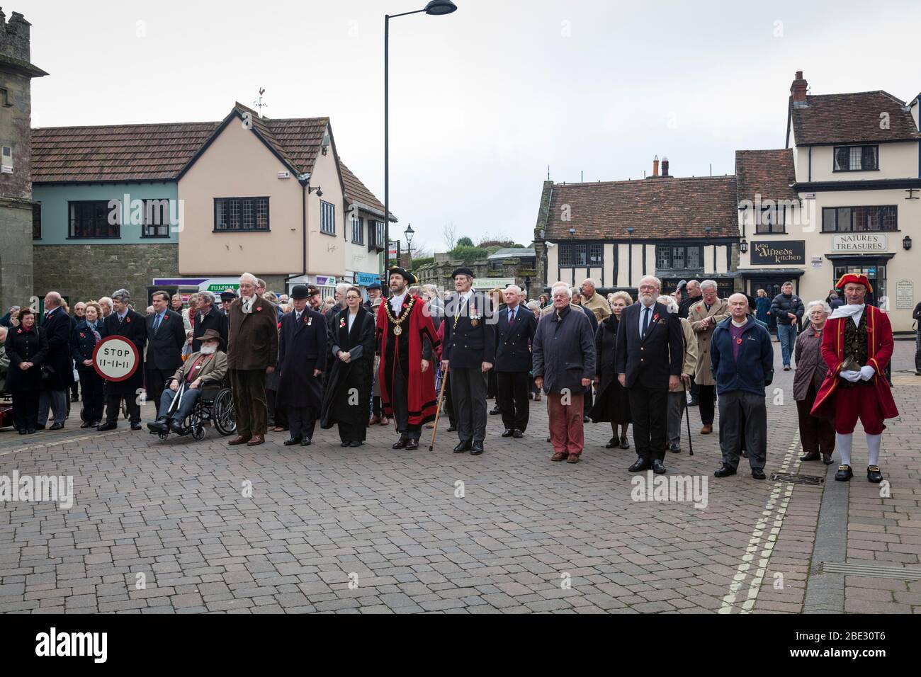 Bewohner, Touristen und Stadtbeamte, einige in historischen Kostümen, stehen am Gedenktag 11. November 2011 in Shaftsbury still. Stockfoto