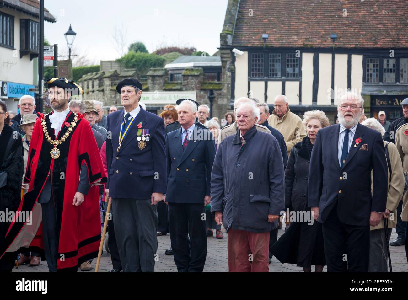Bewohner, Touristen und Stadtbeamte, einige in historischen Kostümen, stehen am Gedenktag 11. November 2011 in Shaftsbury still. Stockfoto