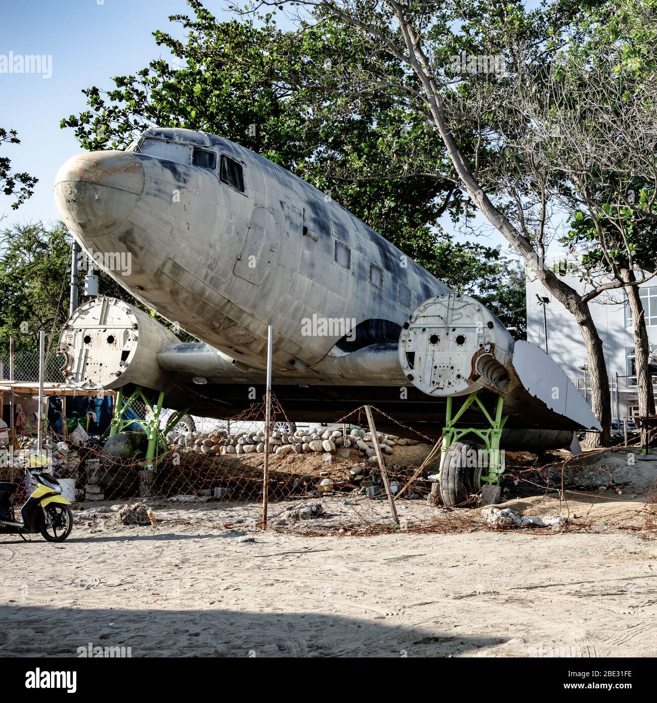 Verlassene Flugzeug am Strand von San Juan la Union Stockfoto