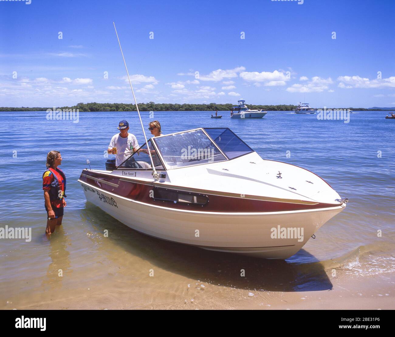 Junge Gruppe auf einem Kajütboot, Sanctuary Cove, Coomera, City of Gold Coast, Queensland, Australien Stockfoto