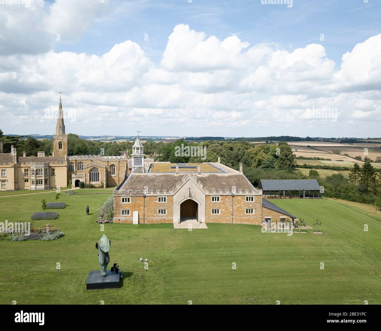 Außenansicht des bestehenden Gebäudes, Eingang. Nevill Holt Opera, Market Harborough, Großbritannien. Architekt: Witherford Watson Mann Architects, 2019 Stockfoto