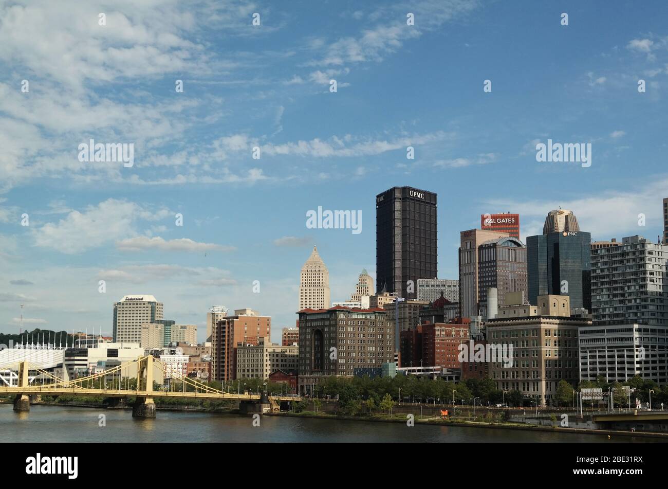 Die Brücke Roberto Clemente über den Allegheny River und die Skyline von Pittsburgh, Pennsylvania, USA. Stockfoto