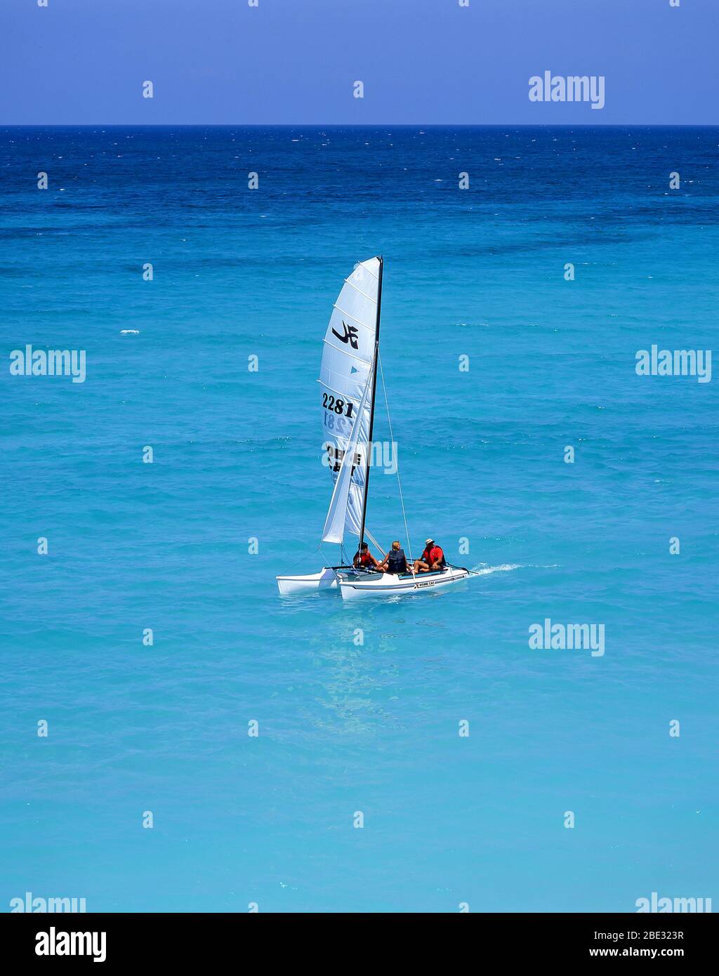 Hobie Cat Katamaran Segeln in der Nähe von Strand, Varadero, Matanzas, Republik Kuba Stockfoto