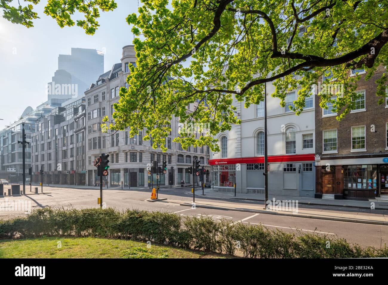 Eine Straße im Finanzviertel der City of London, menschenleer und leer während der Sperrung durch Corona Virus covid19 Pandemie Großbritannien Stockfoto