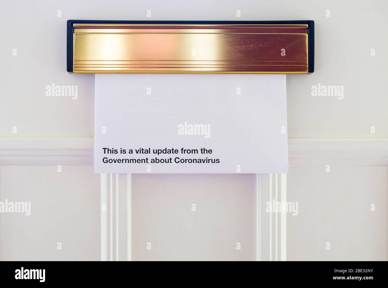 Der Brief des britischen Premierministers Boris Johnson an die Nation mit dem Coronavirus der Regierung ist in einem Briefkasten in Chippenham, Wiltshire, Großbritannien, abgebildet Stockfoto