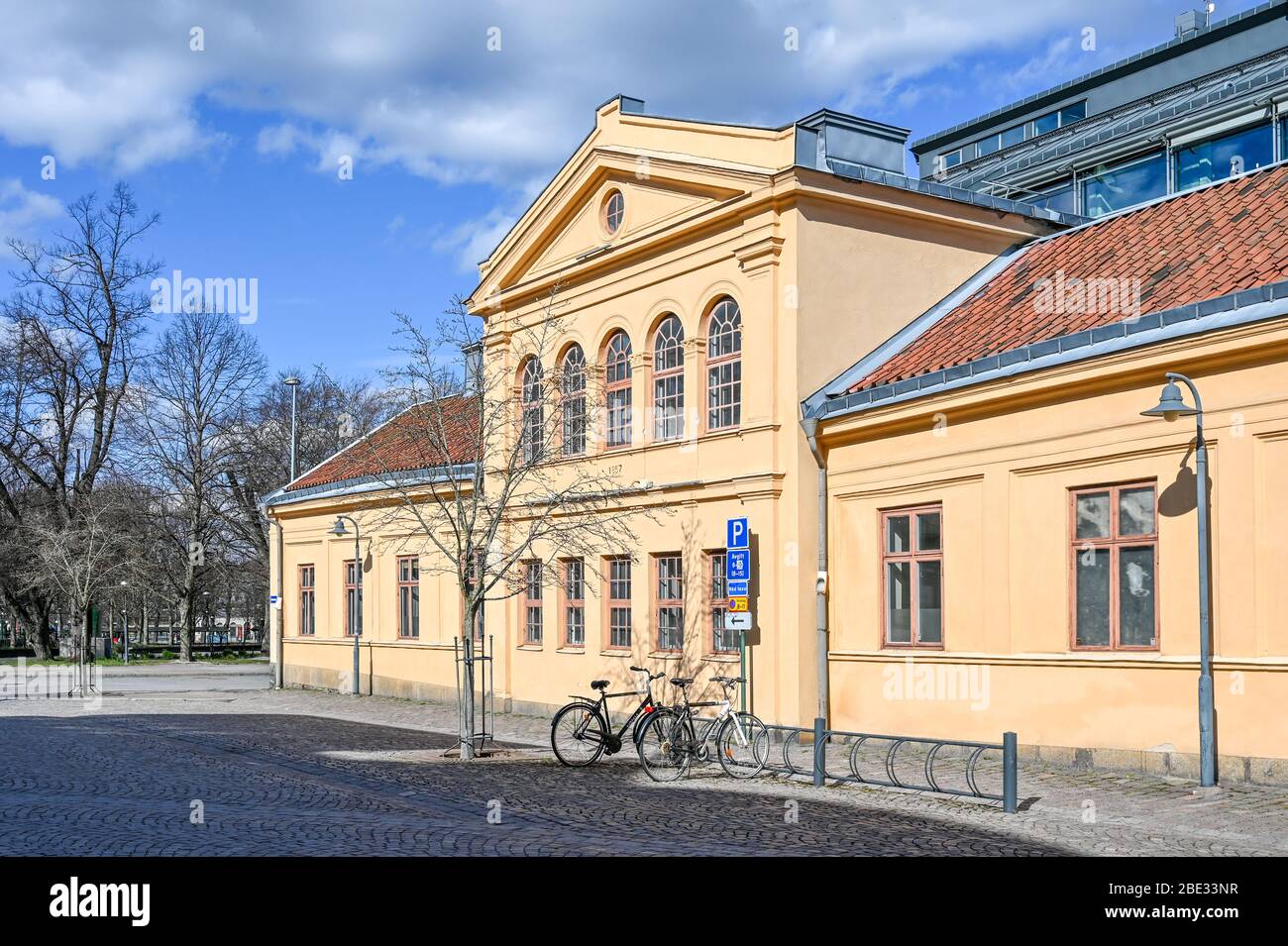 Frühlingsatmosphäre in der Stallgatan-Straße in Norrköping, Schweden. Norrköping ist eine historische Industriestadt. Stockfoto