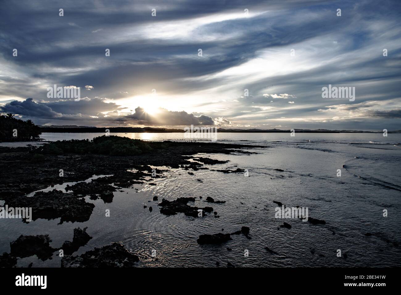 Ein weiterer Sonnenuntergang am Strand in der Nähe der Wolke 9 von Siargao Stockfoto