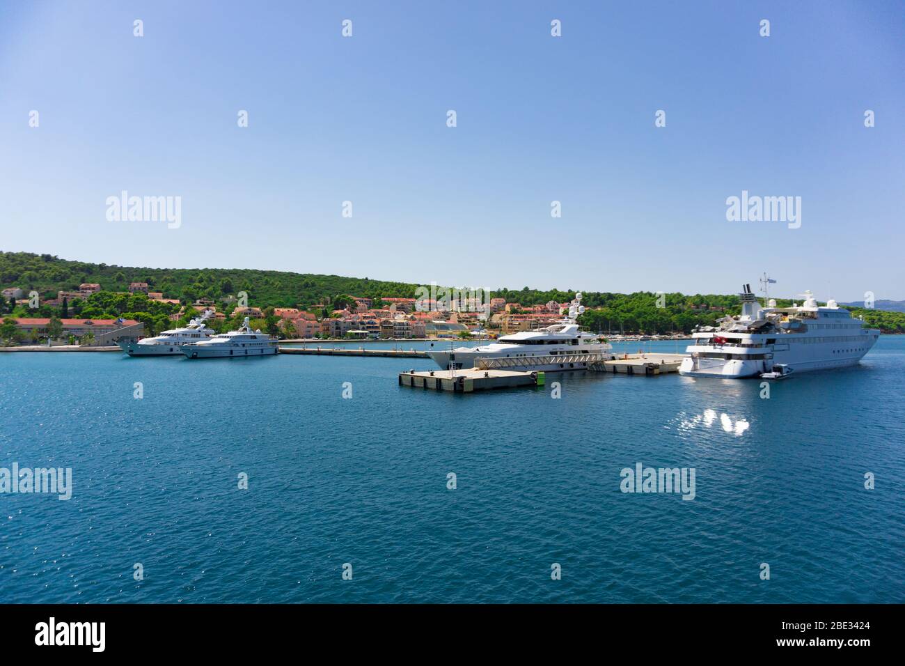 Der Kreuzfahrthafen von Argostoli in Kefalonia Griechenland. Einige Yachten und Schiffe sind in der Kais angedockt. Der Kai wird hauptsächlich für große und Kreuzfahrtschiffe genutzt Stockfoto