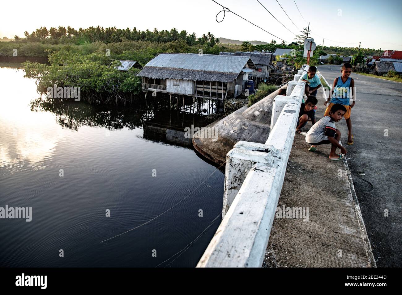 Kinder spielen in einem kleinen Dorf von Siargao Stockfoto