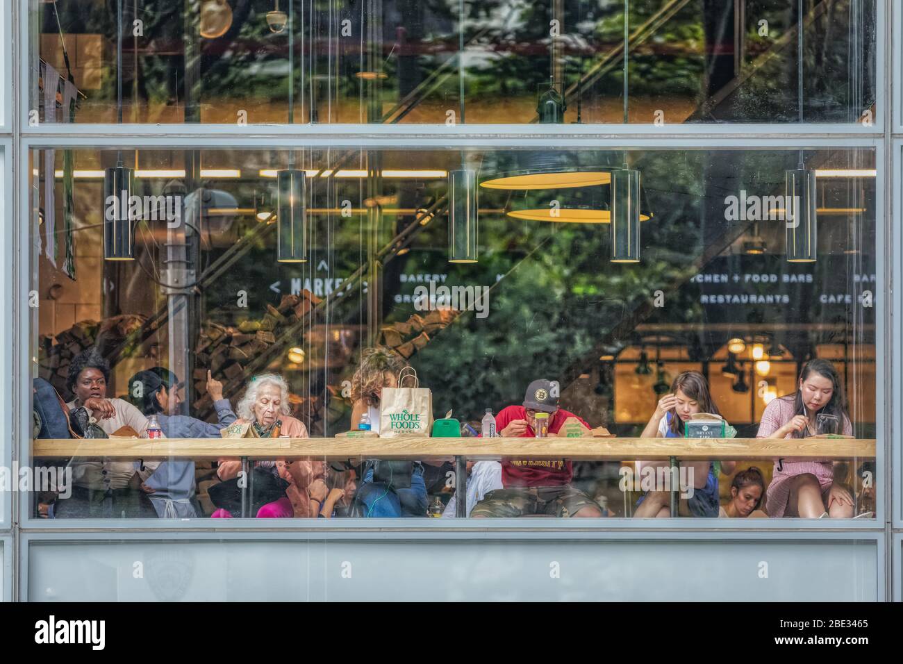 Die Leute essen im Whole Foods Market Restaurant gegenüber dem Bryant Park, New York Stockfoto