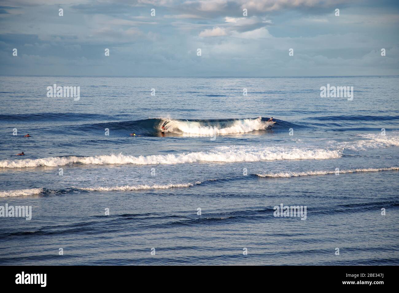 Surfer genießen die Wellen in Cloud 9, Siargao Stockfoto