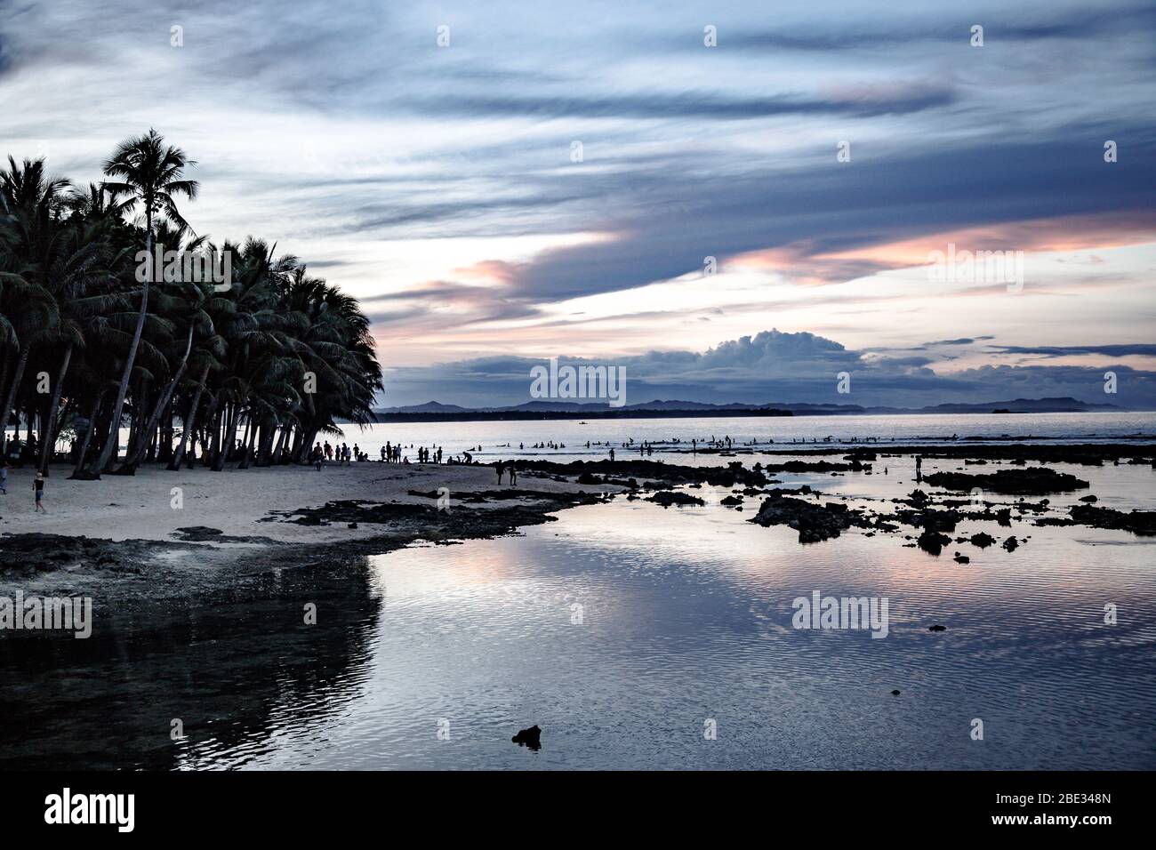 Sonnenuntergang am Strand in der Nähe der Wolke 9 von Siargao Stockfoto