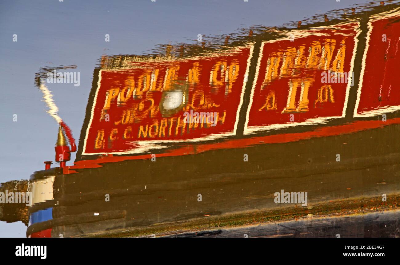 Spiegelung des engen Kanals, des British Canal & River Trust, der funktionierenden Kanalbargenboote, Northwich, Cheshire Ring, England, Großbritannien Stockfoto