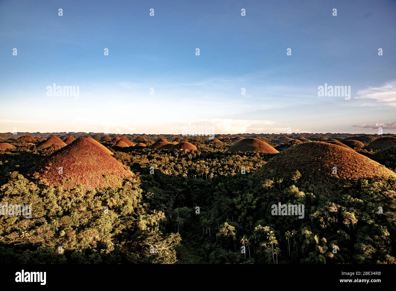 Schokoladenhügel in Bohol bei Sonnenuntergang Stockfoto