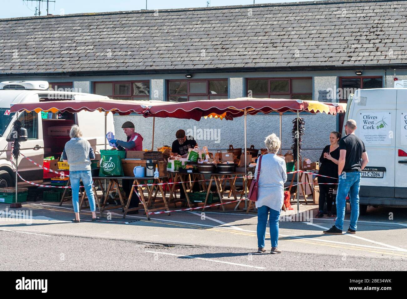 Skibbereen, West Cork, Irland. April 2020. Eine Gruppe lokaler Produzenten hat sich zusammengeschlossen, um Lebensmittelkästchen Sammlungen zu organisieren. Der Kunde, der als „Nachbar Food“ bezeichnet wird, durchsucht die Website und gibt auf und bezahlt seine Bestellung. Der Kunde erhält dann eine Abholzeit, die den ganzen Tag über gestaffelt wird, um die Richtlinien der Regierung zur sozialen Distanzierung einzuhalten. Der Kunde nimmt dann seine Bestellung ab, ohne Geld überreichen zu müssen. Der Stand war heute ständig mit Kunden besetzt, wobei alle die Richtlinien für soziale Distanzierung einhalten. Kredit: Andy Gibson/Alamy Live News Stockfoto