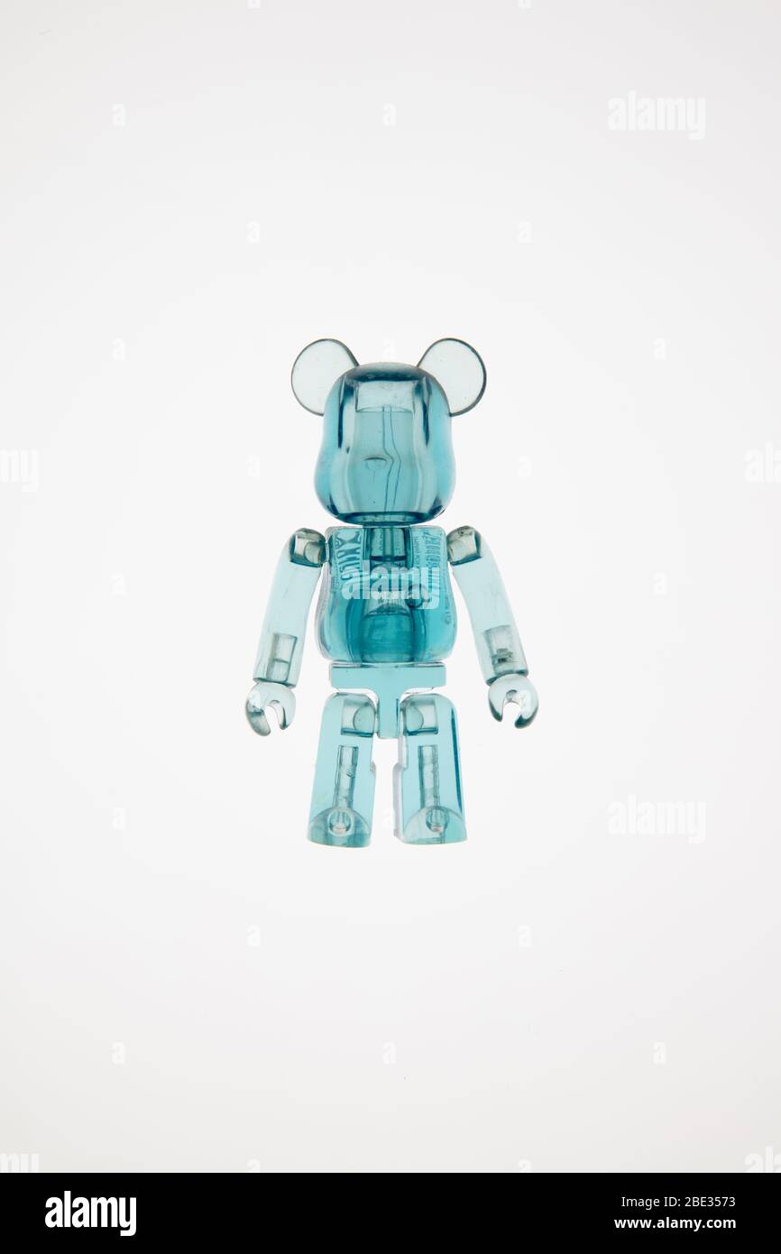 Eine interessante Draufsicht eines transparenten Spielzeugfigur-Roboters vor einem hellen weißen Hintergrund Stockfoto