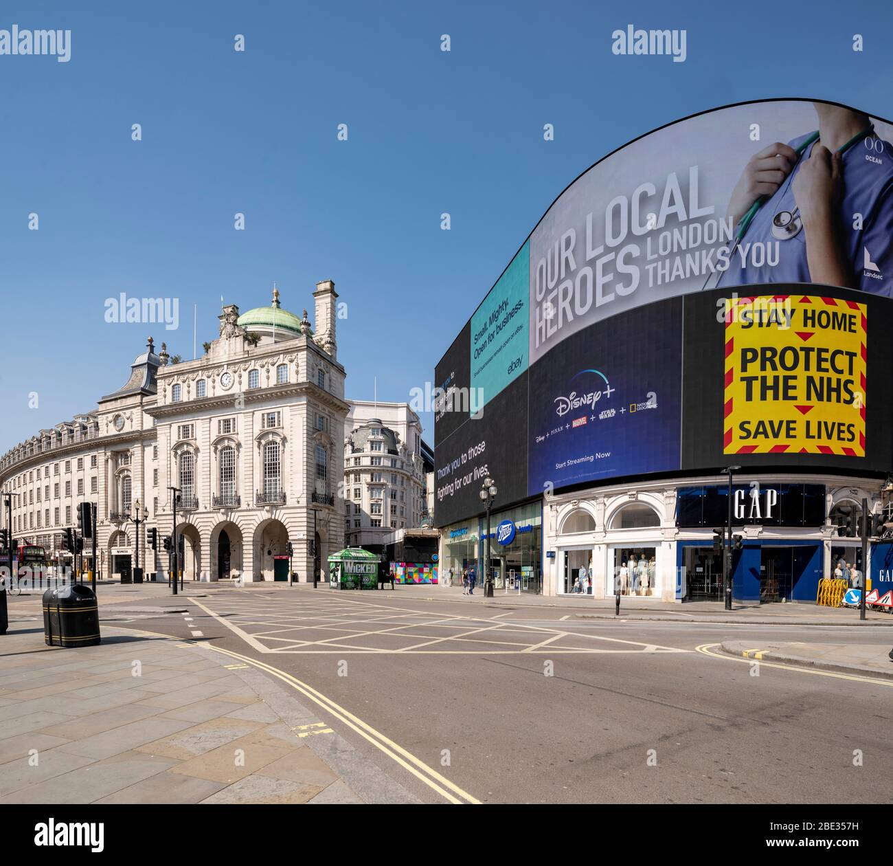 Regierungsnachrichten auf LED-Bildschirm an einem leeren, verlassenen Piccadilly Circus während der erzwungenen Sperrung in London wegen Coronavirus Covid 19 Grippe-Pandemie Stockfoto