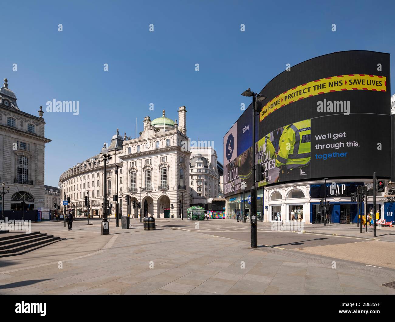 Regierungsnachrichten auf LED-Bildschirm an einem leeren, verlassenen Piccadilly Circus während der erzwungenen Sperrung in London wegen Coronavirus Covid 19 Grippe-Pandemie Stockfoto