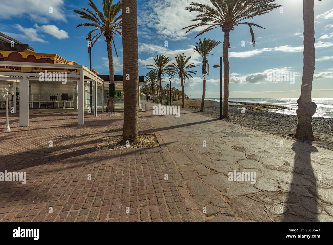 Las Americas,Tenerife, Spaine 21. März 2020: Ruhige, verlassene Straßen des beliebtesten und überfüllten Touristenorts der Kanarischen Inseln. Isolierung Stockfoto