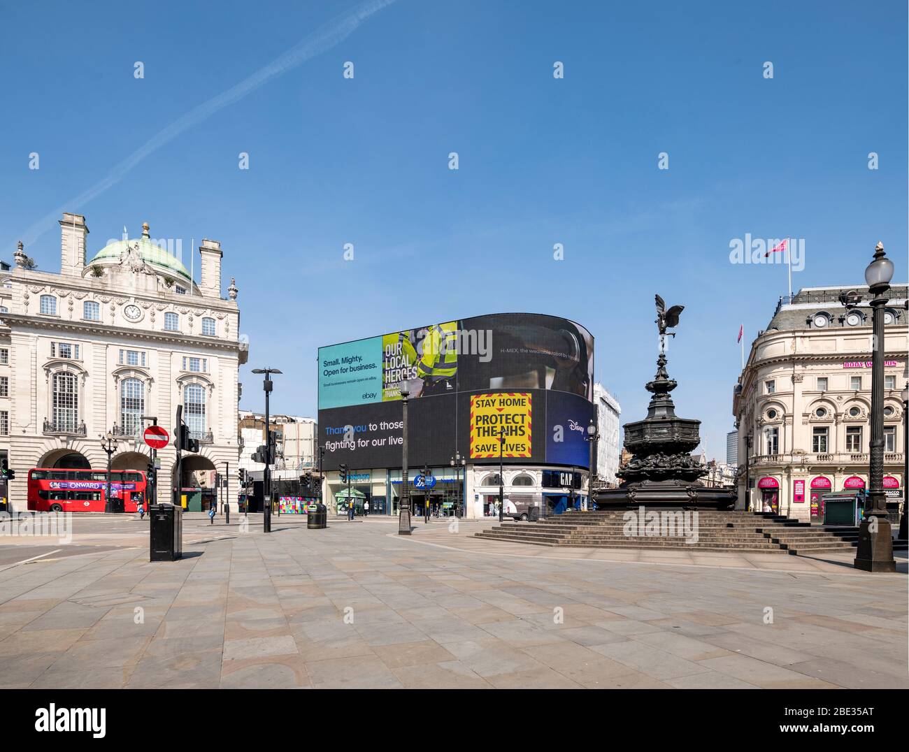 Regierungsnachrichten auf LED-Bildschirm an einem leeren, verlassenen Piccadilly Circus während der erzwungenen Sperrung in London wegen Coronavirus Covid 19 Grippe-Pandemie Stockfoto