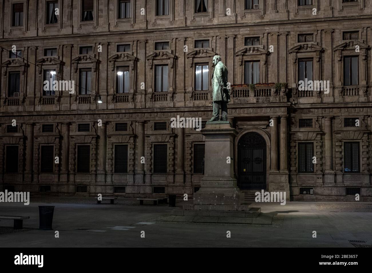 Nacht Blick auf das Denkmal Alessandro Manzoni in San Fedele Platz, während der COVID-19 gesperrt.1883, Bildhauer Francesco Barzaghi.15MAR2020 Stockfoto