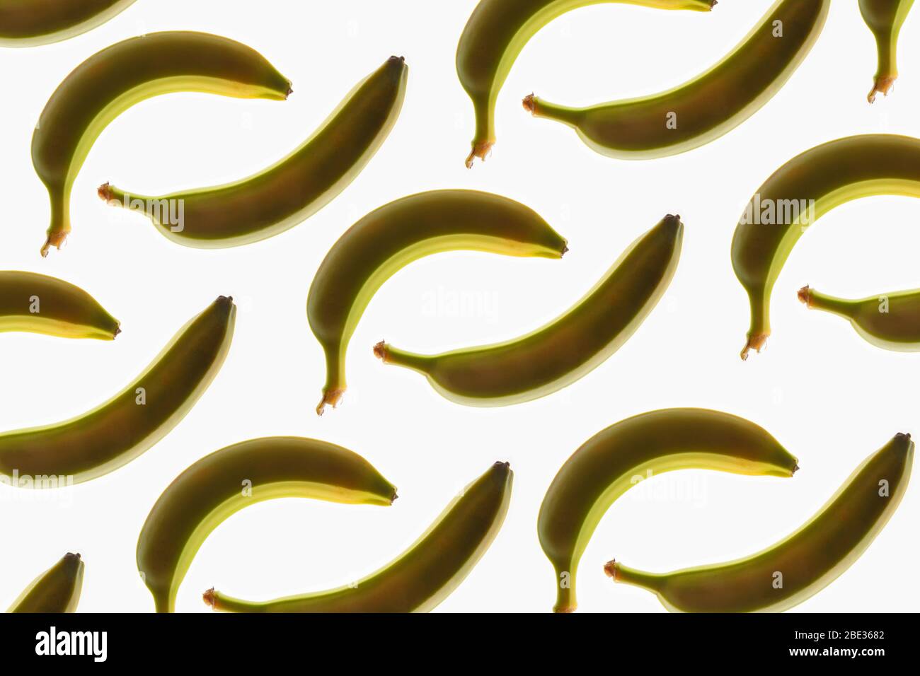 Ein wunderbares Bild von einem interessanten Muster von Bananen, vor einem hellen weißen Hintergrund, flat Stockfoto