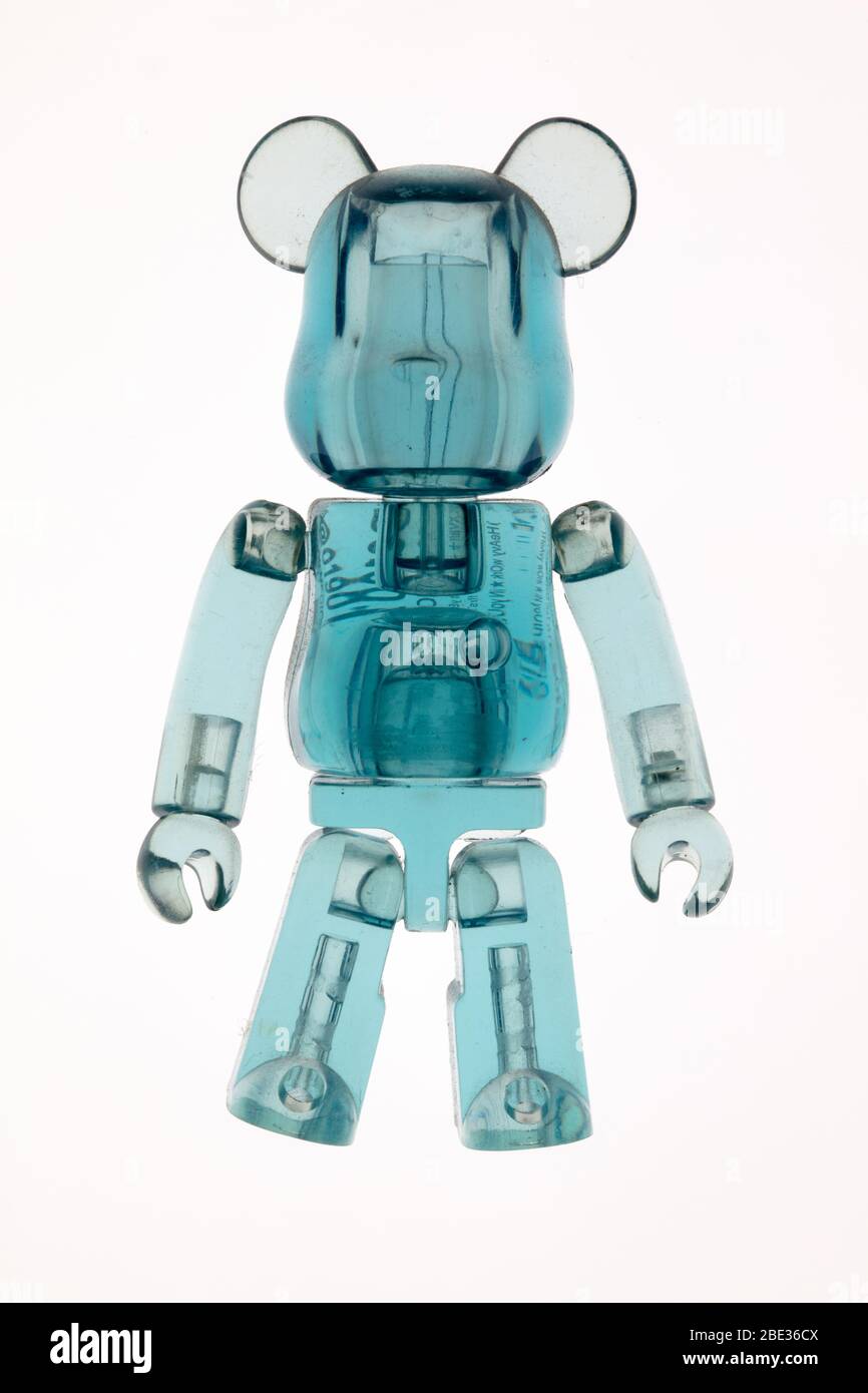 Eine interessante Draufsicht eines transparenten Spielzeugfigur-Roboters vor einem hellen weißen Hintergrund, Nahaufnahme Stockfoto