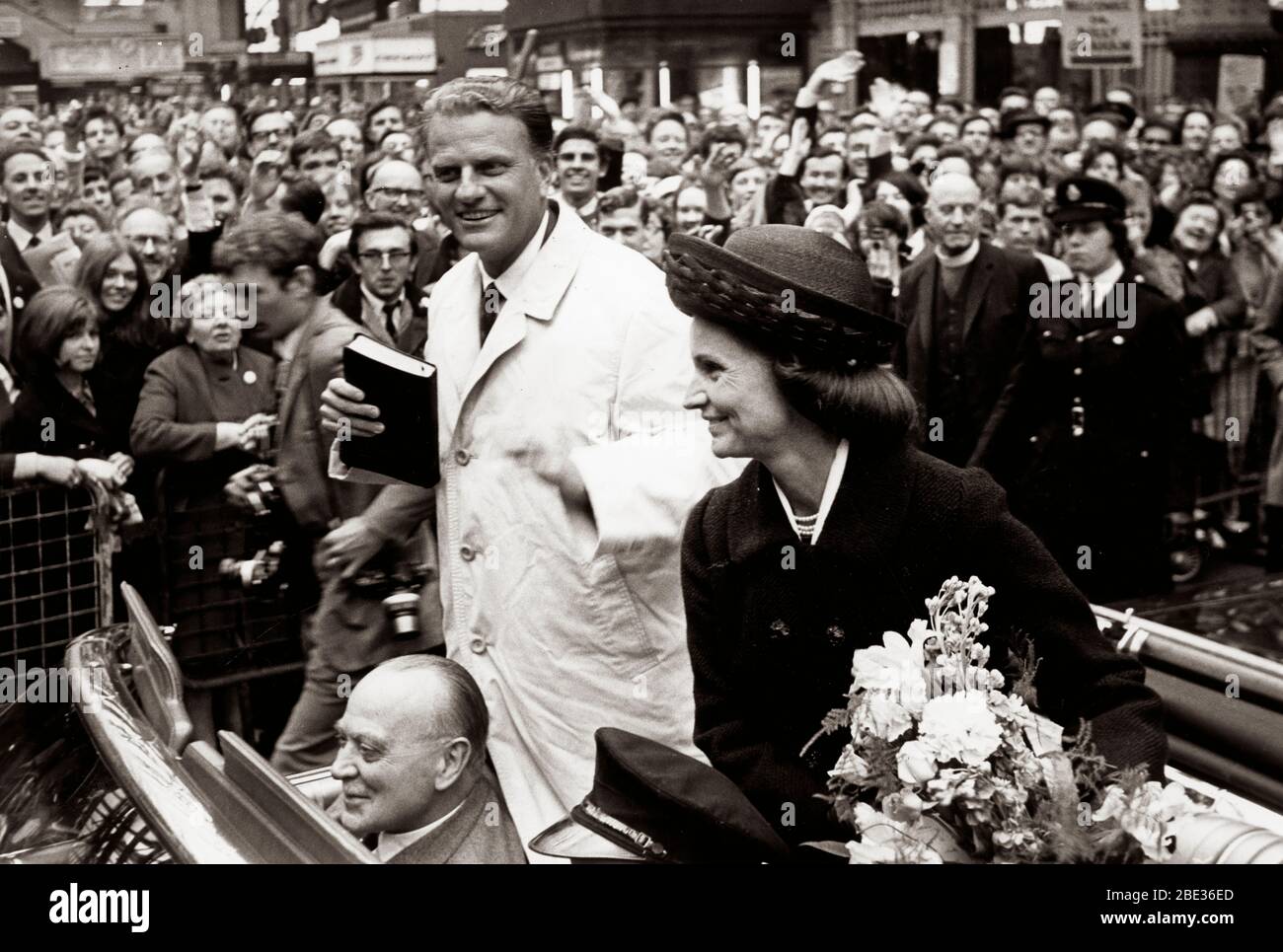 25. Mai 1966 - London, England, Großbritannien - Reverend BILLY GRAHAM und seine Frau RUTH kommen von Southampton aus am Bahnhof Waterloo an, um dort seinen 32-tägigen Kreuzzug zu machen. Stockfoto