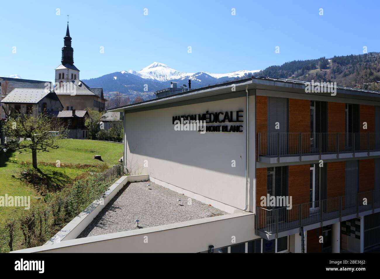 Maison médicale du Mont-Blanc. Clocher de l'église Saint-Gervais-et-Protais. Saint-Gervais-les-Bains. Haute-Savoie. Frankreich. Stockfoto