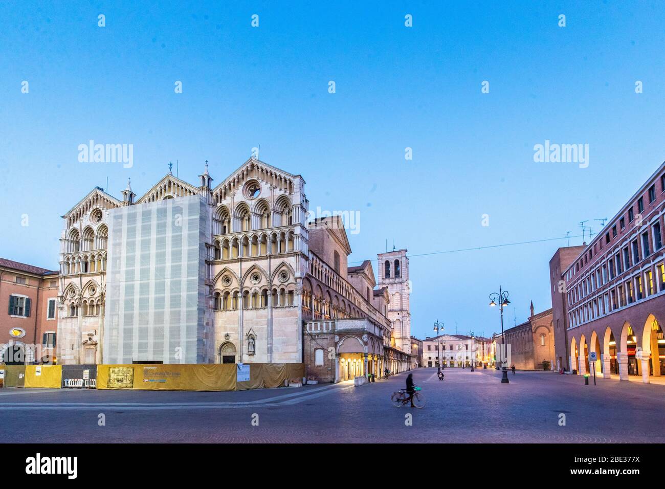 Ferrara, Italien. 28 März 2020. Aufgrund der Coronavirus Notfall ist das historische Zentrum völlig Wüste und ohne Menschen in Ferrara, Italien Cred Stockfoto