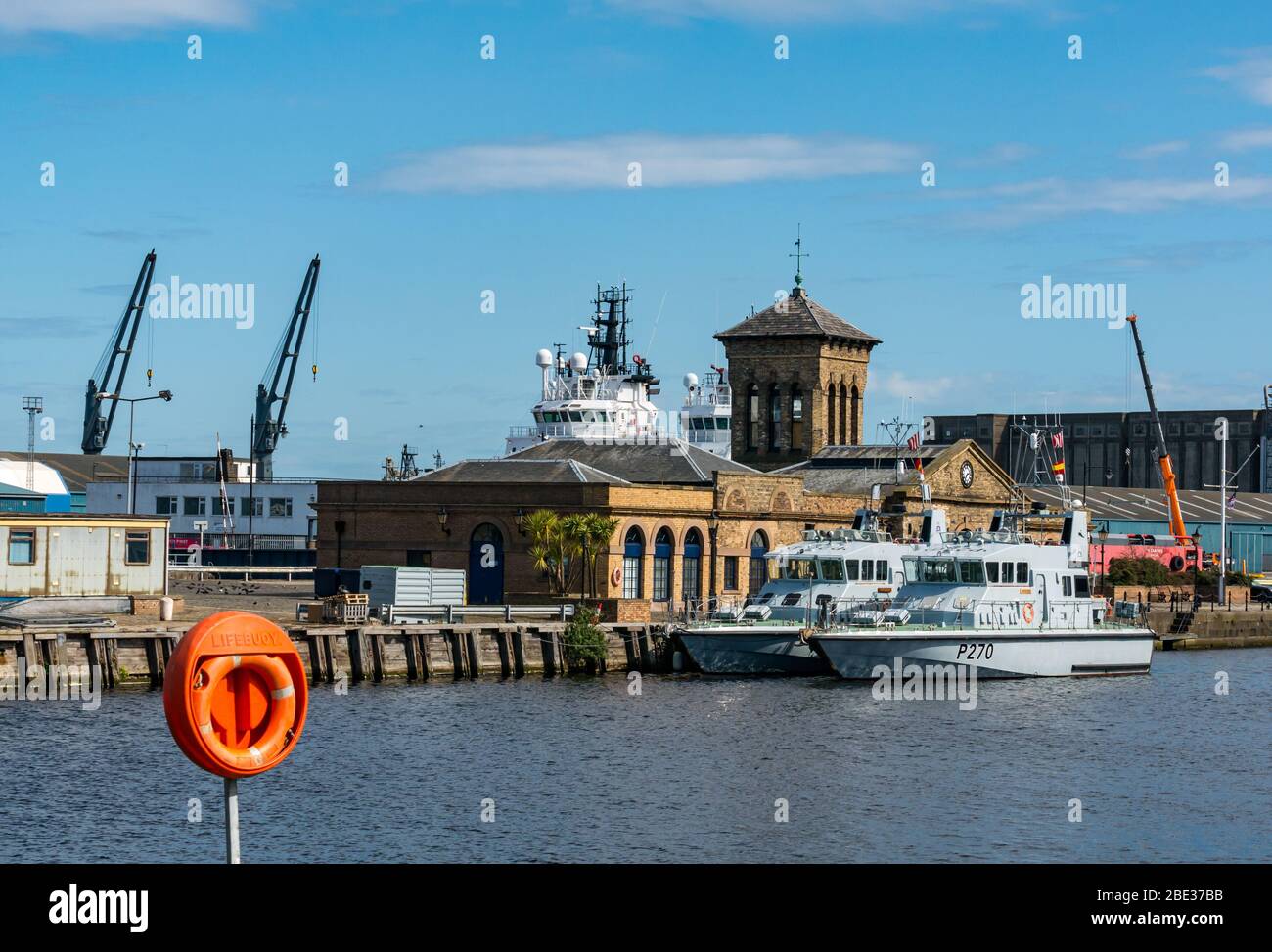 HMS Biter & HMS Archer britische Royal Navy Patrouille und Trainingsschiffe mit Port of Leith Bürogebäude, Edinburgh, Schottland, Großbritannien Stockfoto