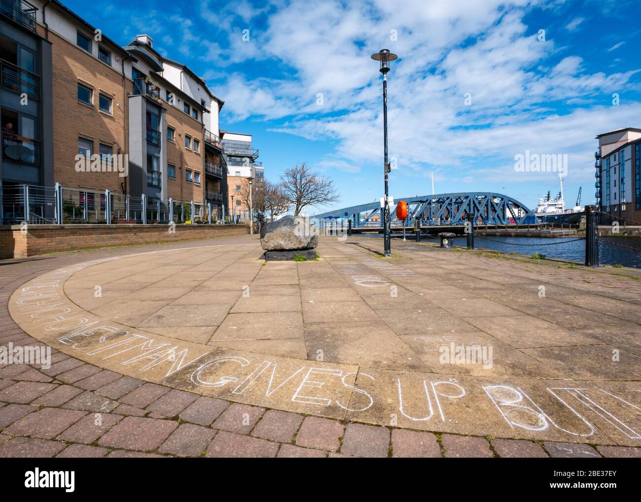 Zitat aus der Declaration of Arbroath Kreide Writing on 700. Anniversary, Leith, Edinburgh, Schottland, UK Stockfoto