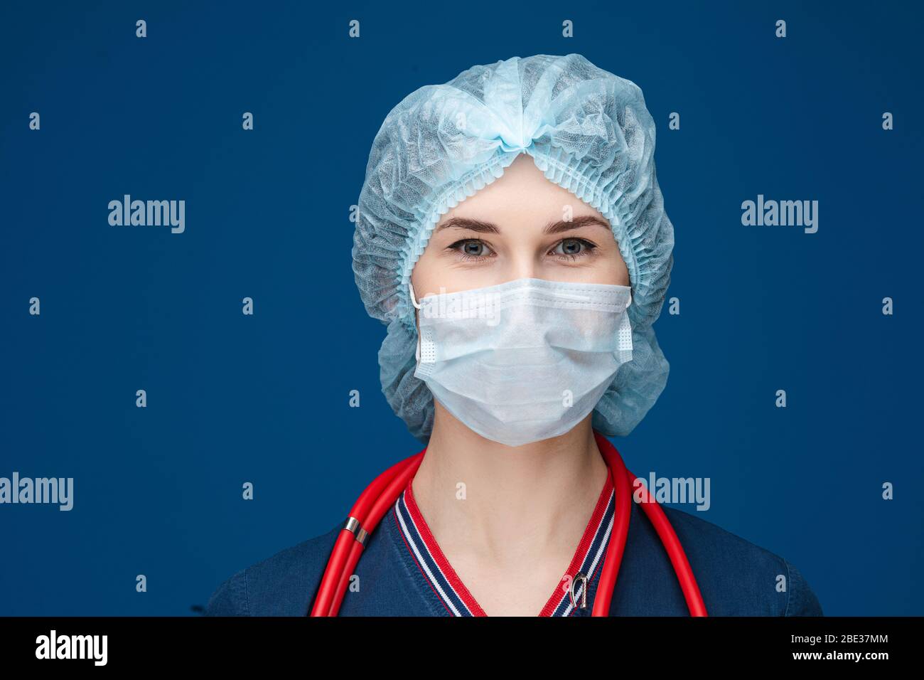 Lächelnder Sanitäter in Hut und Maske. COVID-19. Stockfoto