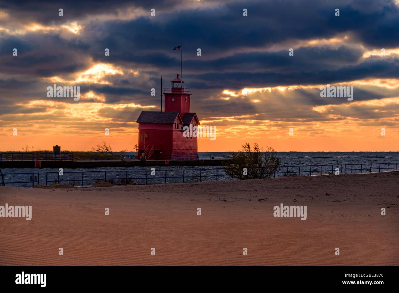 Big Red Lighthouse beobachtet das stimmungsvolle Nachleuchten eines Sonnenuntergangs. Stockfoto
