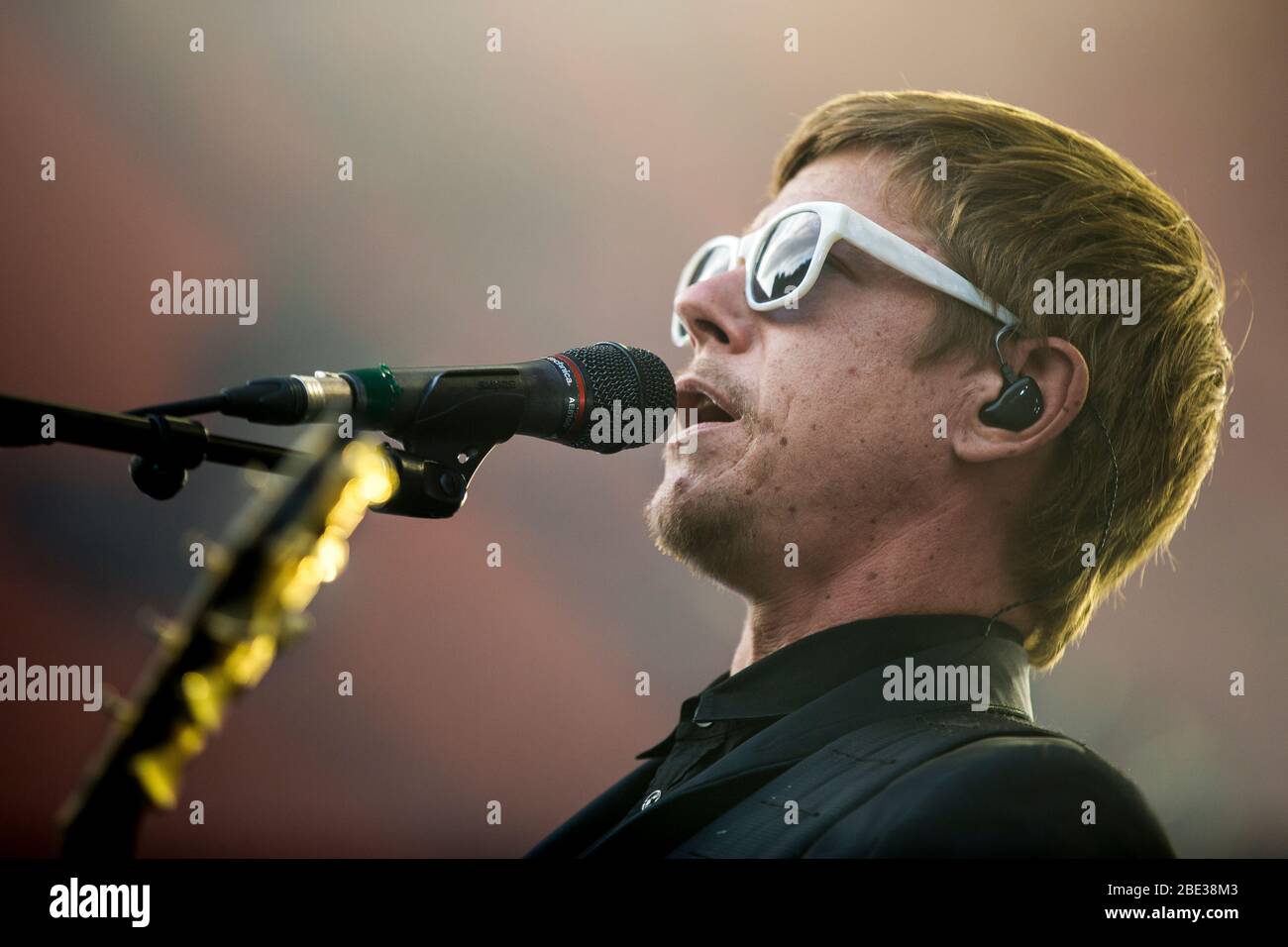 Roskilde, Dänemark. 05 Uhr, Juli 2018. Die amerikanische Rockband Interpol spielt ein Live-Konzert während des dänischen Musikfestivals Roskilde Festival 2018. Hier ist Sänger und Gitarrist Paul Banks live auf der Bühne zu sehen. (Foto: Gonzales Photo - Lasse Lagoni). Stockfoto