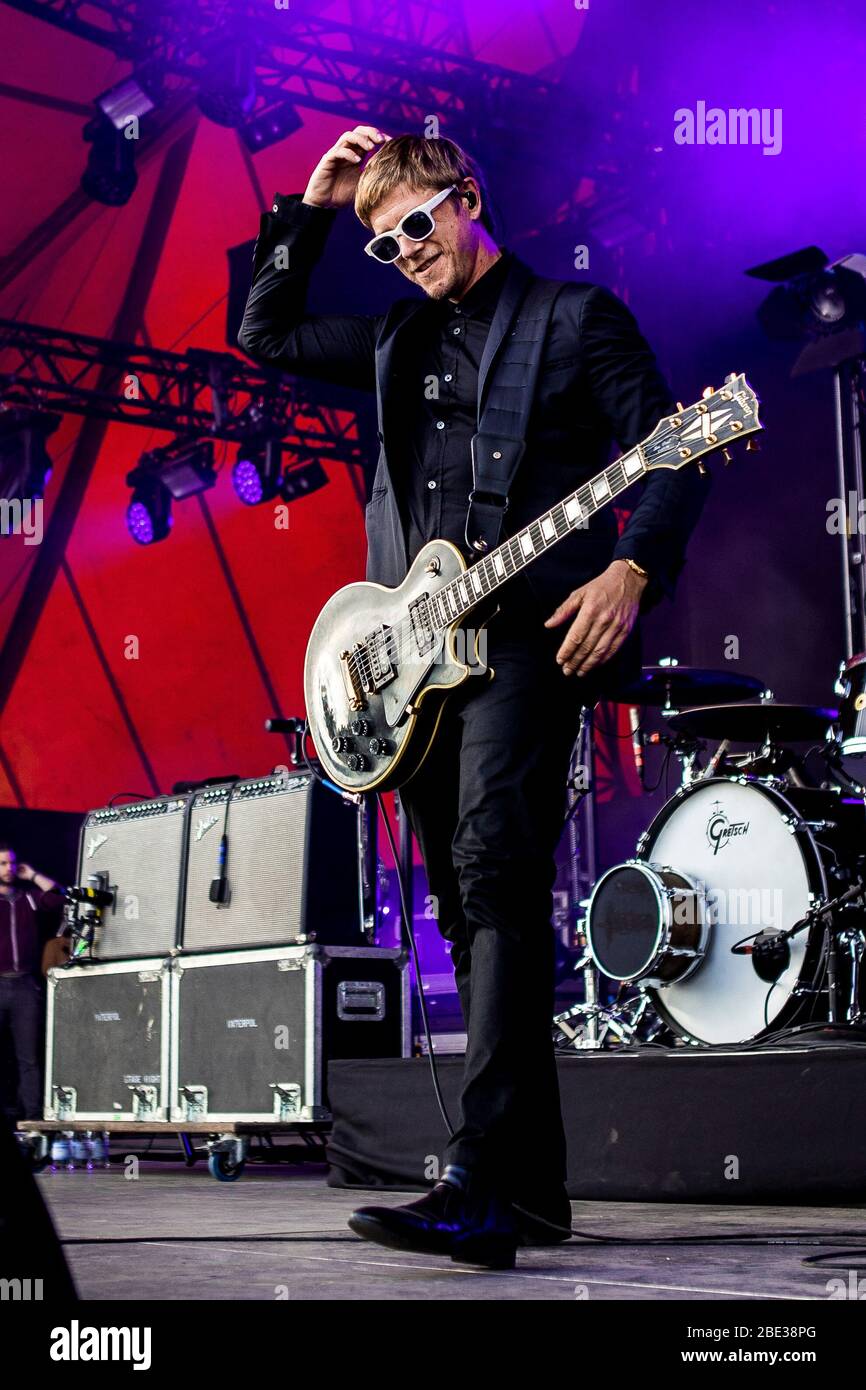 Roskilde, Dänemark. 05 Uhr, Juli 2018. Die amerikanische Rockband Interpol spielt ein Live-Konzert während des dänischen Musikfestivals Roskilde Festival 2018. Hier ist Sänger und Gitarrist Paul Banks live auf der Bühne zu sehen. (Foto: Gonzales Photo - Lasse Lagoni). Stockfoto