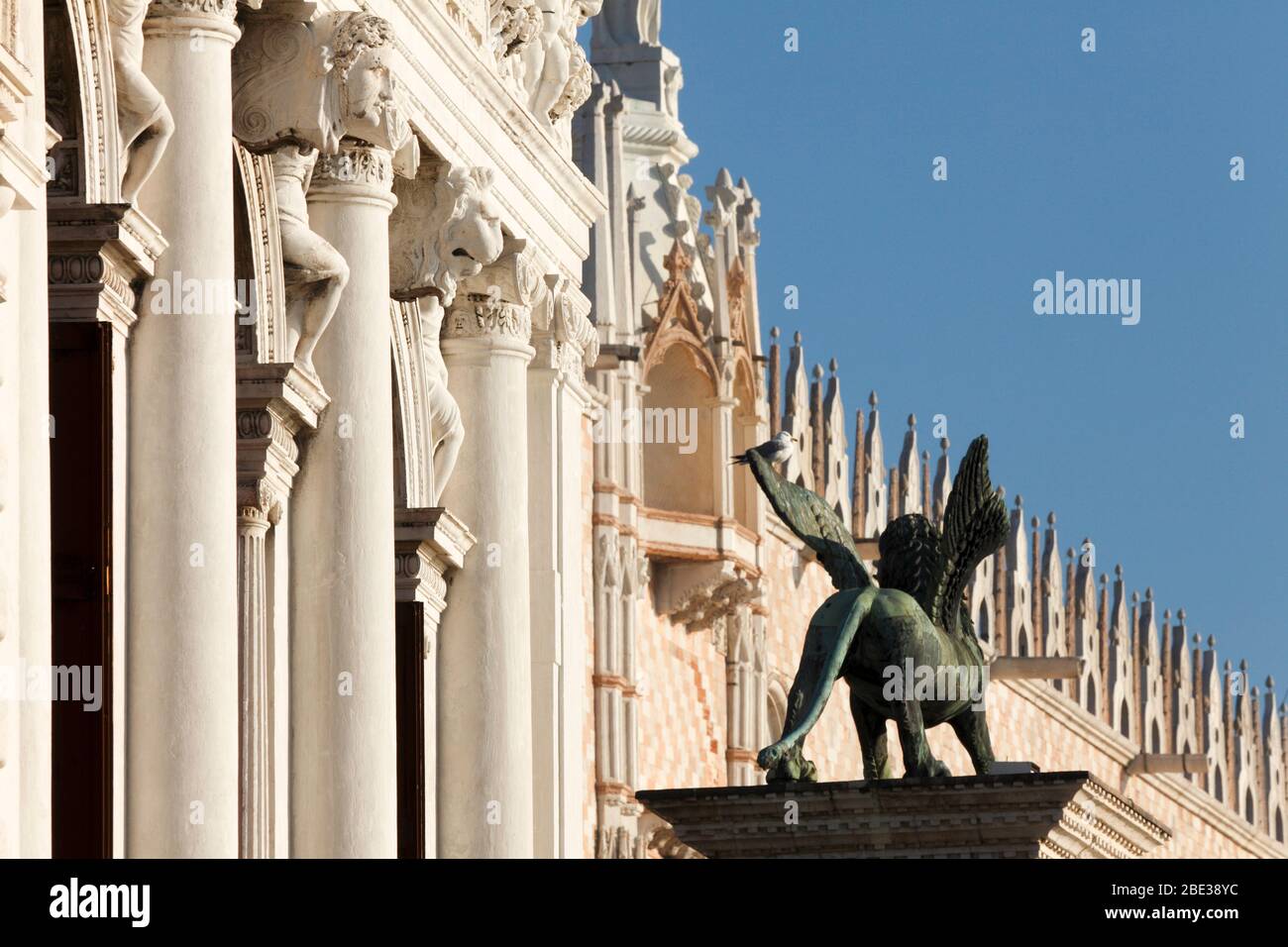 I/Venedig: Biblioteca Nationale Marciana, Löwensäule und Dogenpalast am Morgen Stockfoto