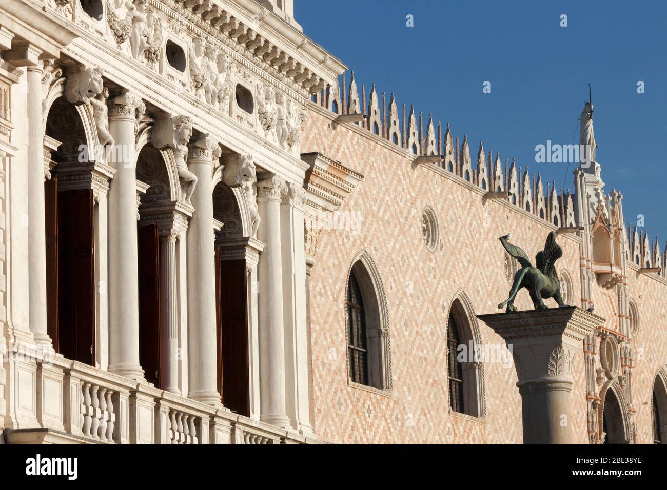 I/Venedig: Biblioteca Nationale Marciana, Löwensäule und Dogenpalast am Morgen Stockfoto