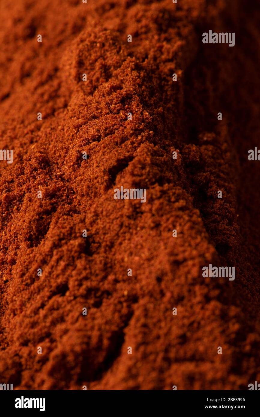 Gewürz Natur Süß getrocknet Rot Süß Paprika Pulver in Bergform Stockfoto