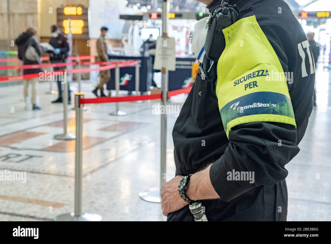 Mailänder Hauptbahnhof zur Zeit des Coronavirus. Die Polizei kontrolliert die Passagiere, bevor sie die Bahnsteige betreten. März 16,2020 Stockfoto