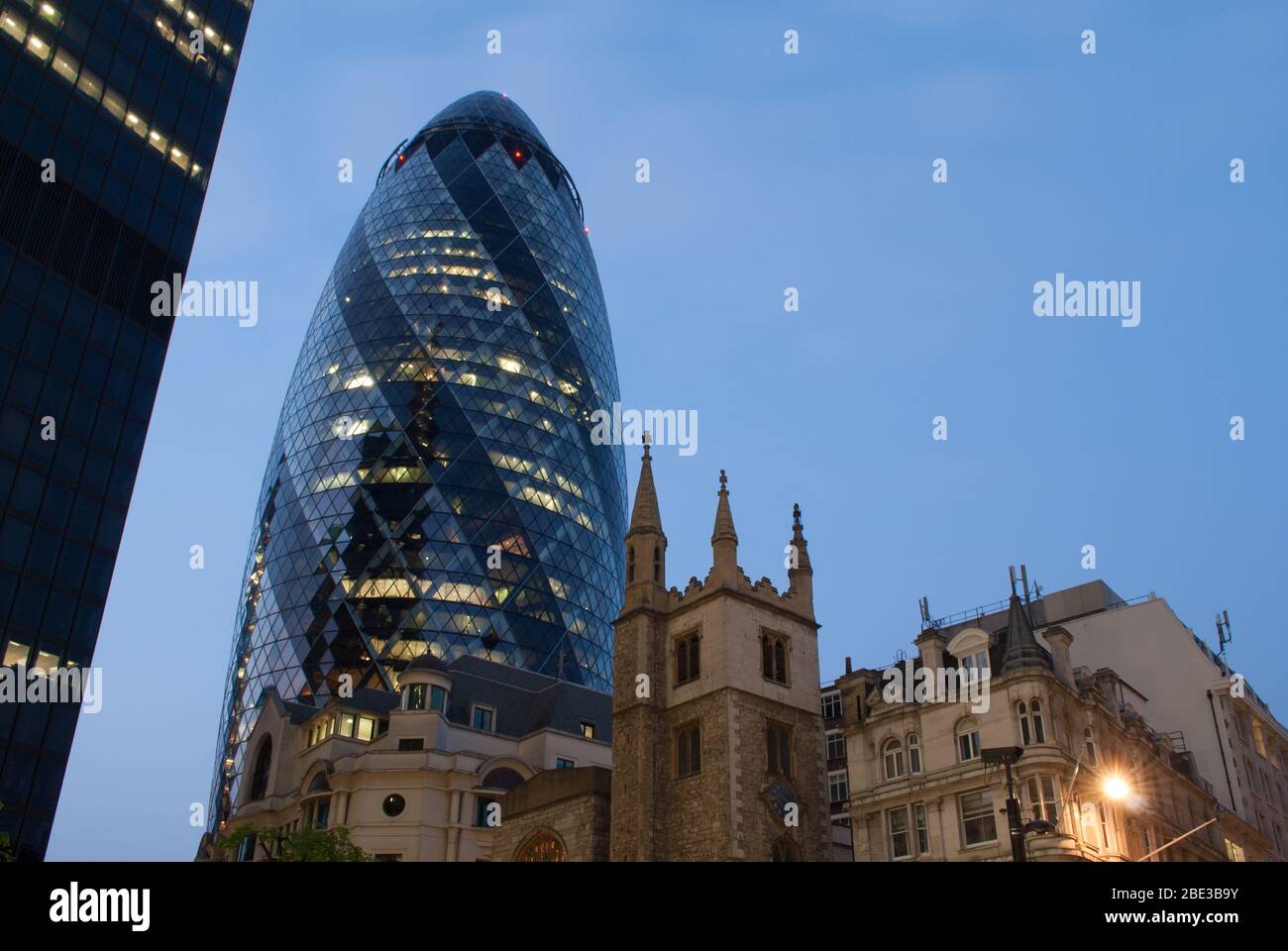 Blue Tower Gherkin Building 30 St Mary AX, London EC3A 8BF von Foster & Partners Stockfoto