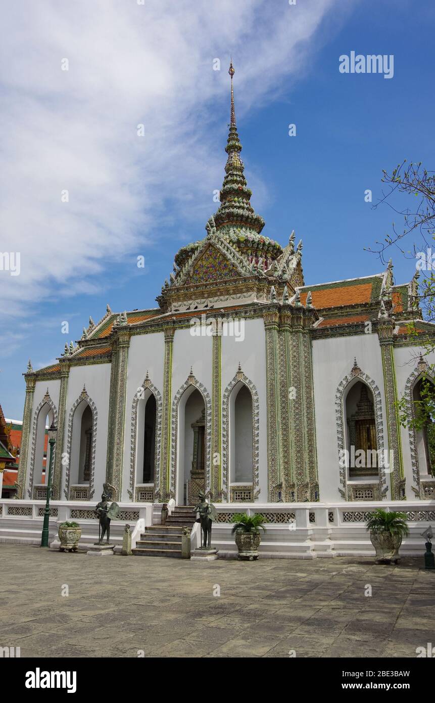 Phra Wiharn Yod im Tempel des Smaragd-Buddha in Bangkok, Thailand Stockfoto