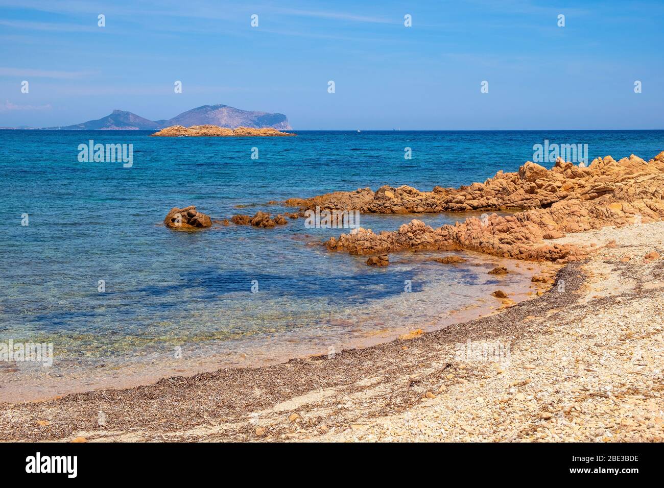 Meeresschutzgebiet mit Meeresfelsen der Insel Isola Tavolara am Tyrrhenischen Meer mit Capo Figari Kap, Monte Ruju Gipfel und Golfo Aranci Stockfoto