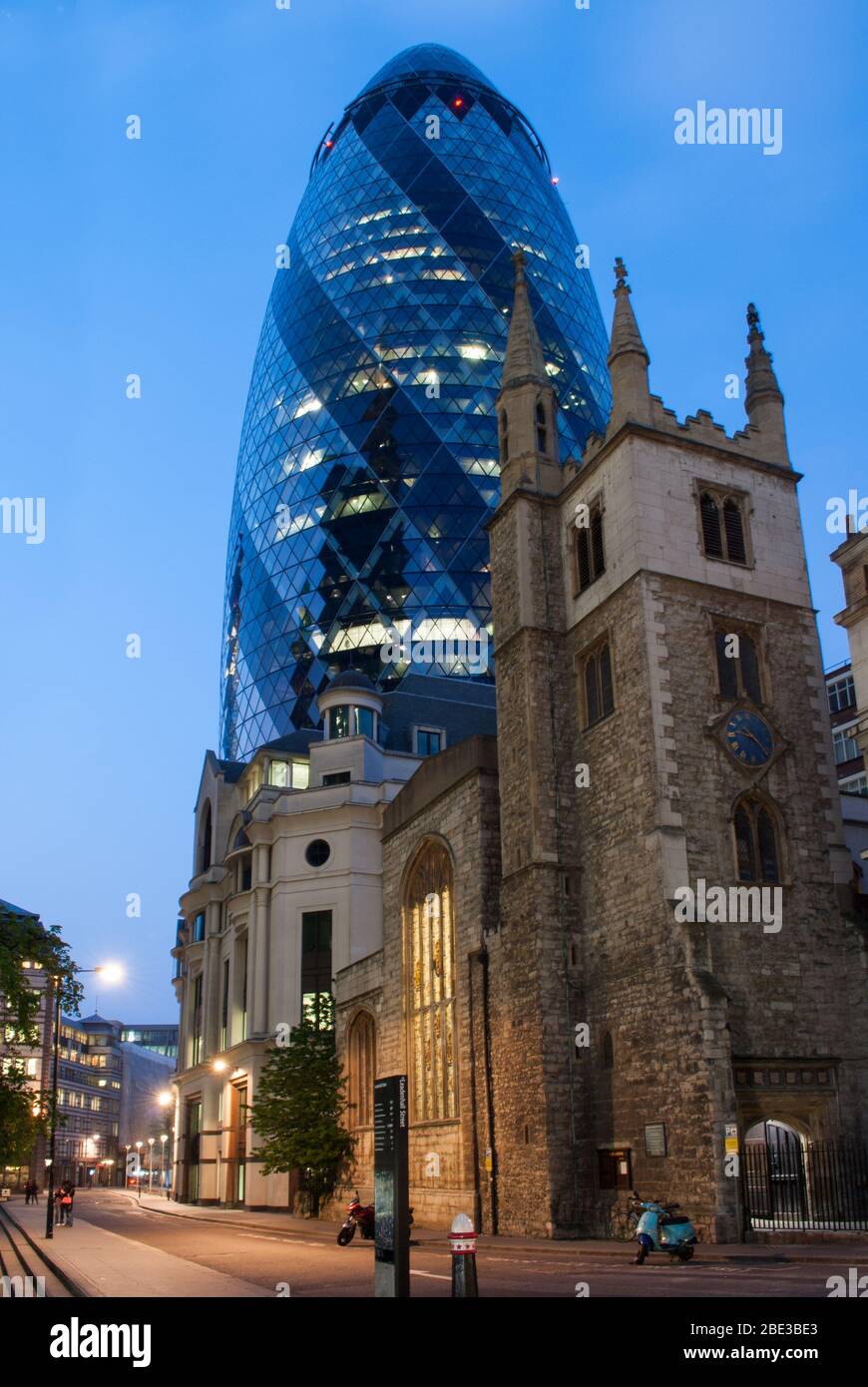 Blue Tower Gherkin Building 30 St Mary AX, London EC3A 8BF von Foster & Partners Stockfoto